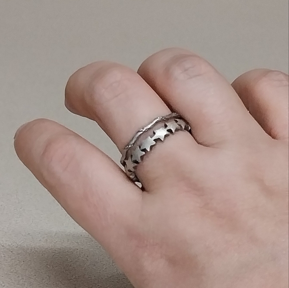 (2) 925 sterling silver stack rings stars and the other rope style size 9 - Picture 7 of 7